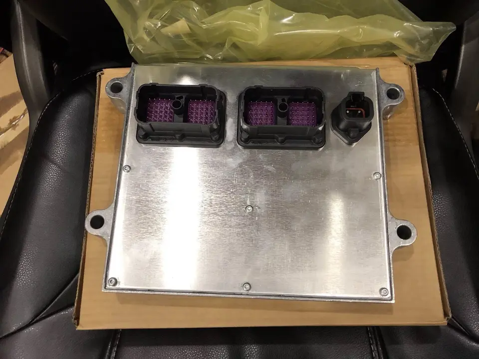 ECM Cummins CM2150 — vista frontal