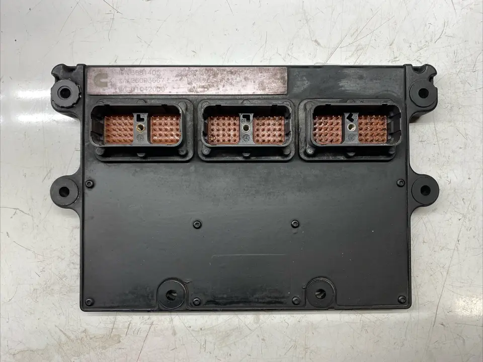 ECM Cummins CM570 — vista frontal