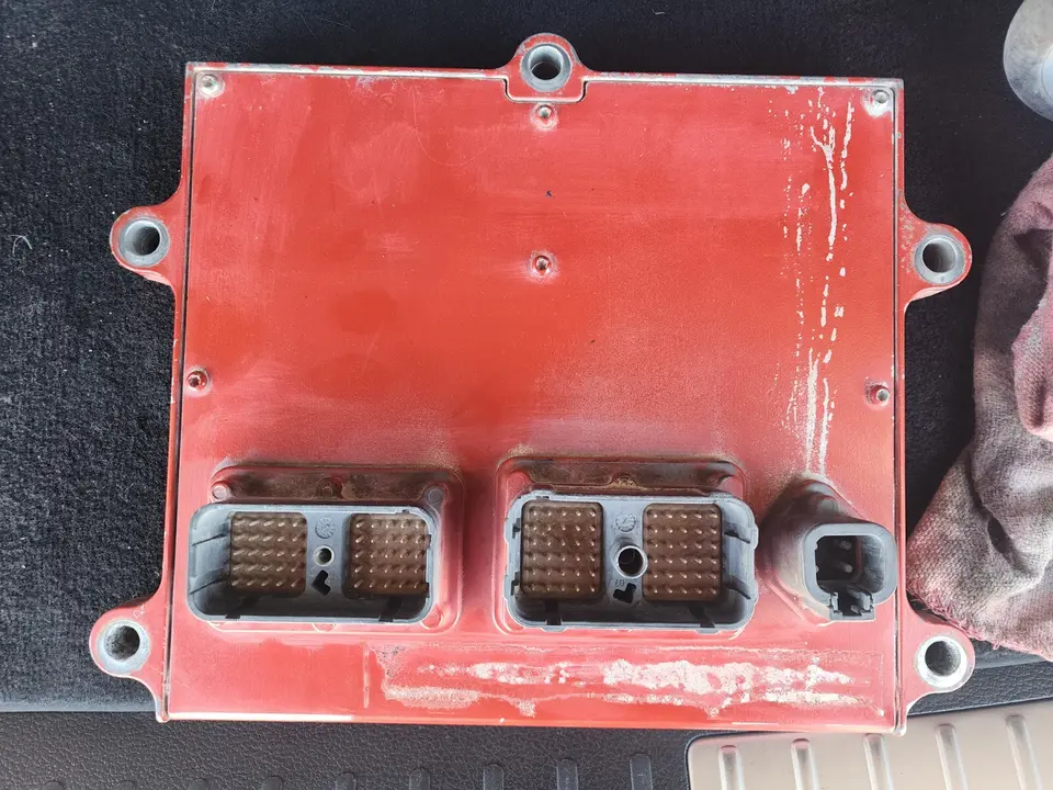 ECM Cummins CM870 — vista frontal
