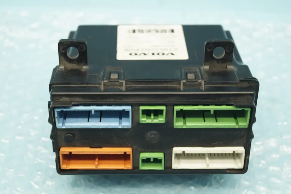 VECU Volvo — conectores de colores visibles