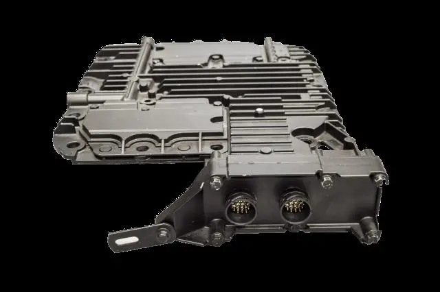 TECU Volvo I-Shift / Mack mDRIVE — el módulo de control va montado sobre la transmisión, con dos conectores redondos